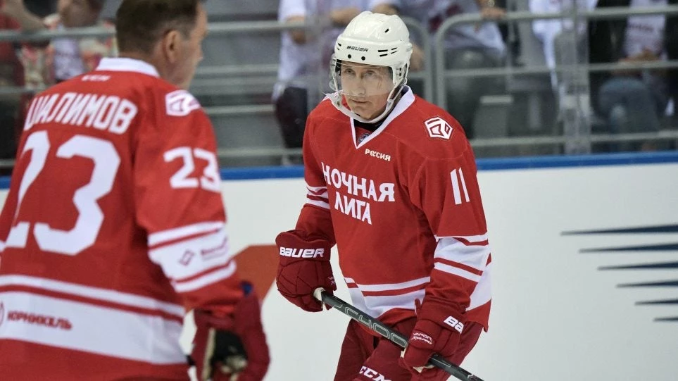 Σάρωσε ο Πούτιν σε αγώνα επίδειξης χόκεϊ – Πέτυχε πέντε γκολ (βίντεο)